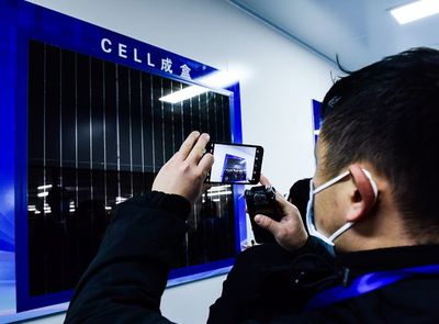 河南首个面板项目华锐光电在郑州航空港区正式点亮